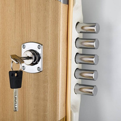 Jak vybrat přídavný zámek nebo závoru na dveře?